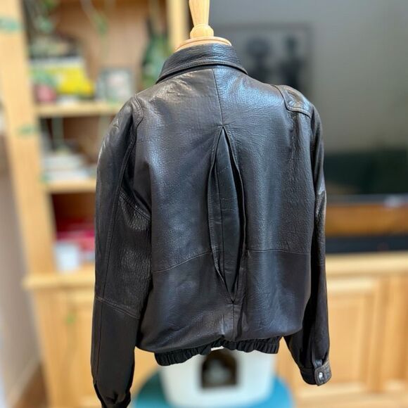 This vintage Metropolitan leather jacket is a must-have for any stylish person. - Picture 4 of 10